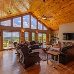 5 O'Clock between Boone & Blowing Rock - Views, hot tub, BBQ smoker, pool table!  Minutes to town.