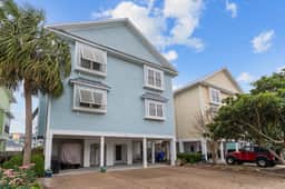 Steps to the Sand in Carolina Beach, Sleeps 10! Villa - Image 3