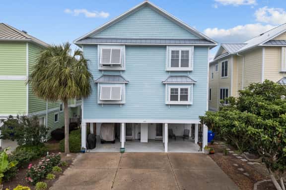 Steps to the Sand in Carolina Beach, Sleeps 10! Villa - Image 1