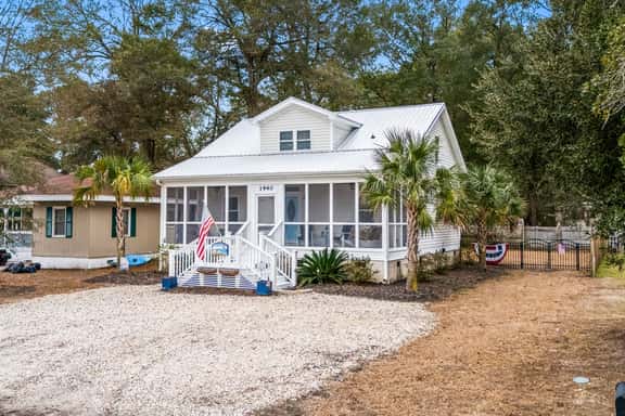 Cozy Beach Cottage Near Ocean Isle Beach - Image 1