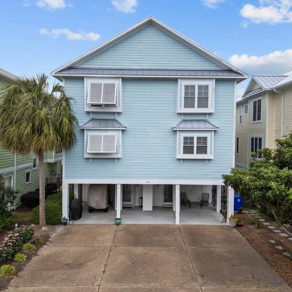 Steps to the Sand in Carolina Beach, Sleeps 10! Villa - Image 1