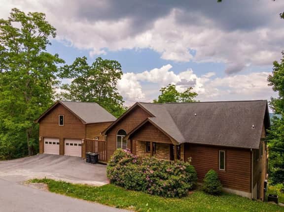 5 O'Clock between Boone & Blowing Rock - Views, hot tub, BBQ smoker, pool table!  Minutes to town. - Image 5