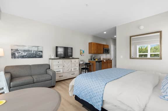 Riverfront King Condo | Pool + Southport - Image 3