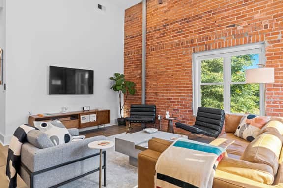 OneTreeHill Loft Downtown, Riverwalk, Live Oak - Image 3