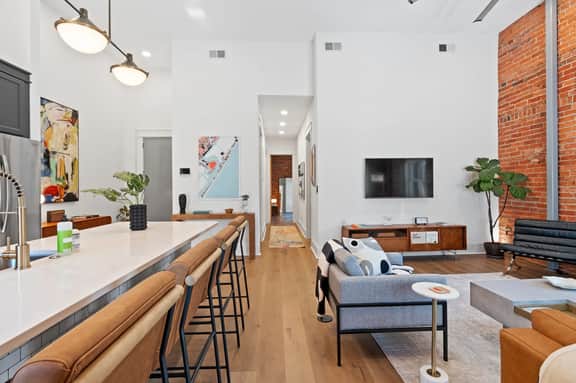OneTreeHill Loft Downtown, Riverwalk, Live Oak - Image 5